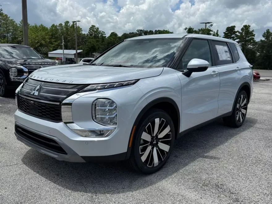 2025 Mitsubishi Outlander SE photo 1