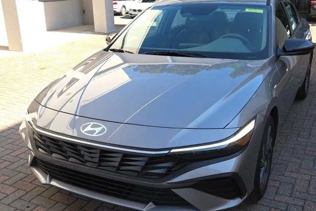 2025 Hyundai Elantra SEL Sport photo 1