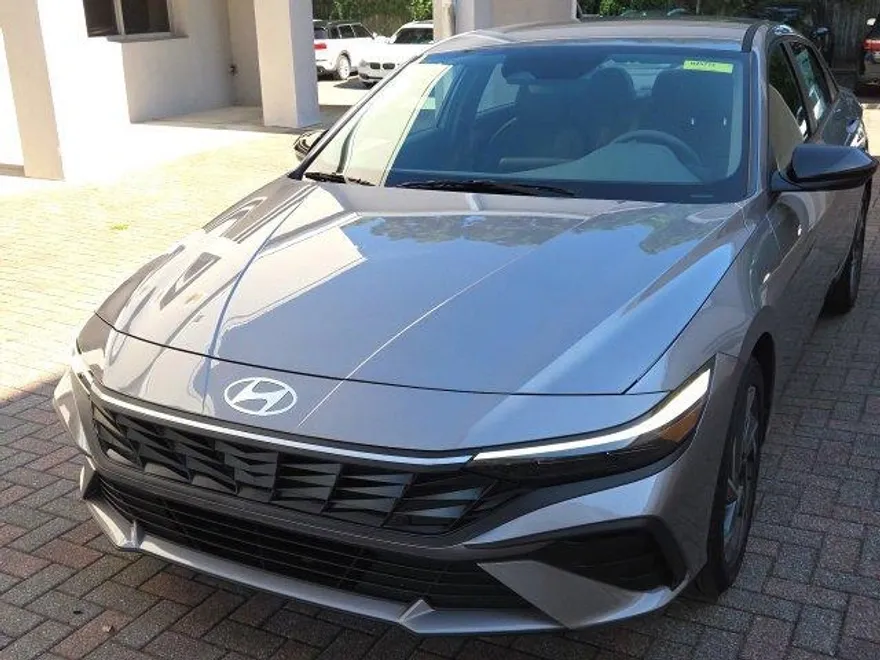 2025 Hyundai Elantra SEL Sport photo 1