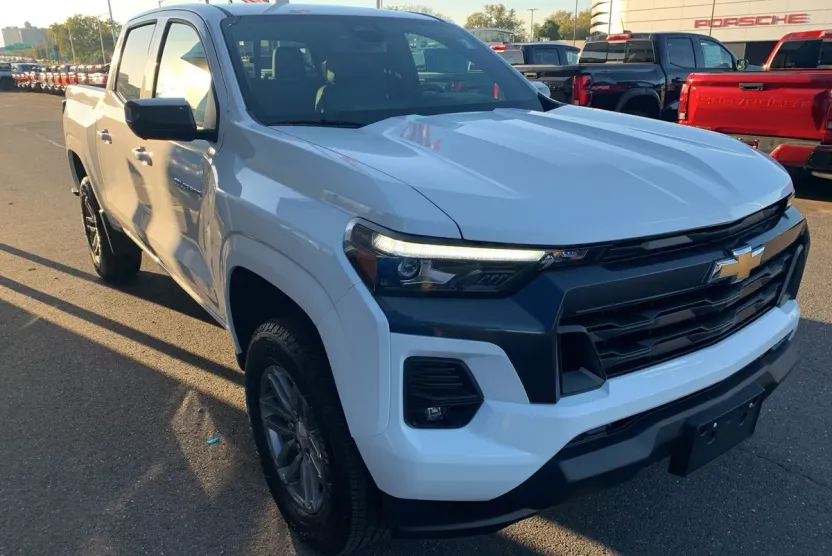 2025 Chevrolet Colorado Work Truck LT photo 1