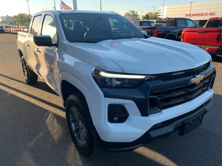 2025 Chevrolet Colorado Work Truck LT photo 1