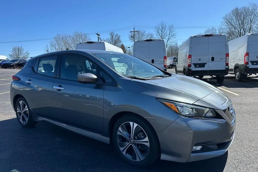 2020 Nissan Leaf SV photo 1