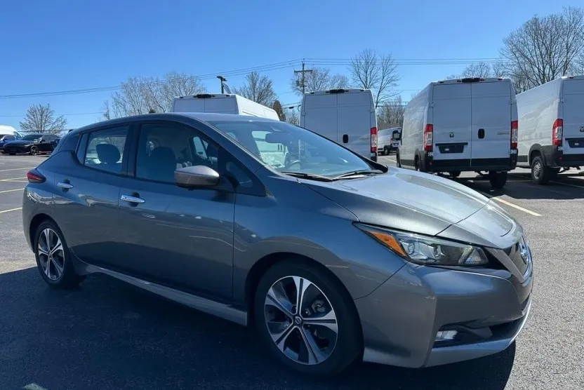 2020 Nissan Leaf SV photo 1