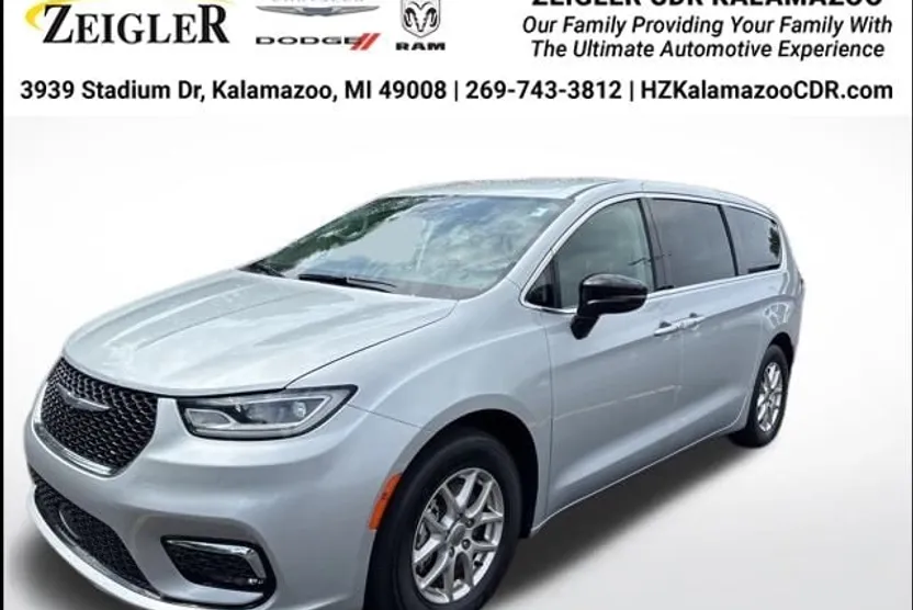 2024 Chrysler Pacifica Touring L photo 1