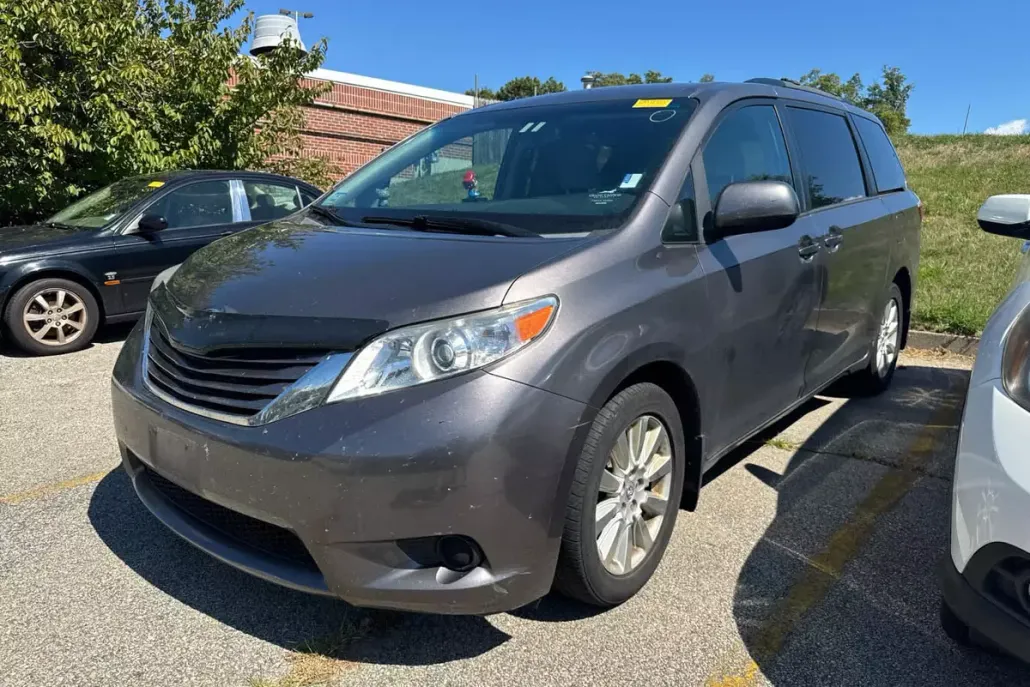 2015 Toyota Sienna LE photo 1