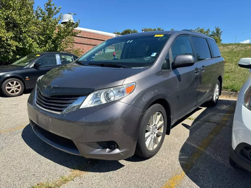 2015 Toyota Sienna LE photo 1