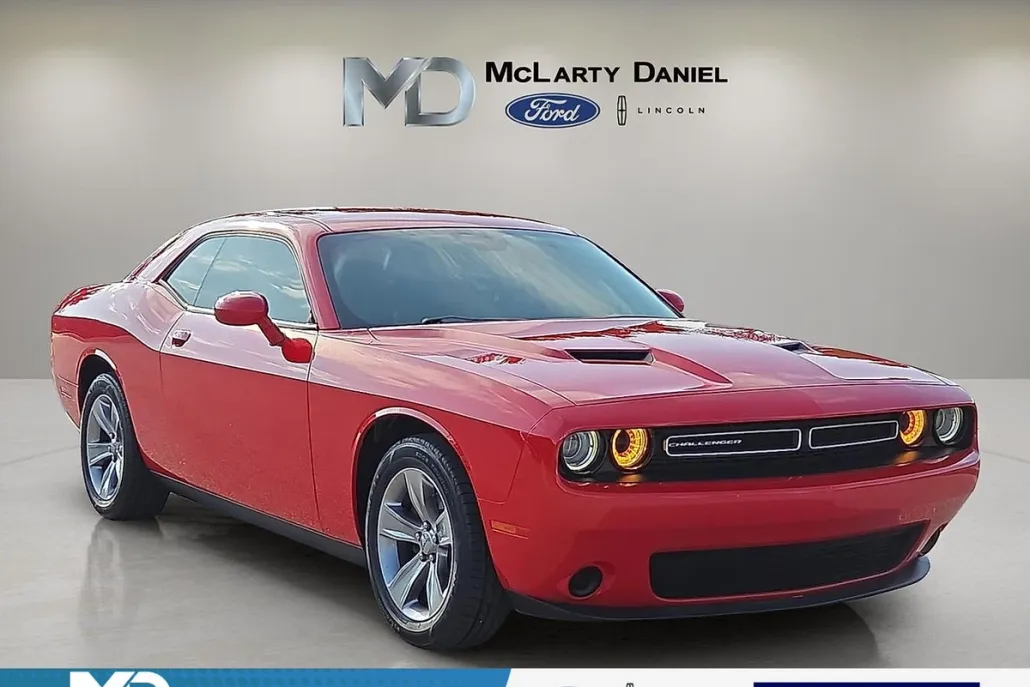 2016 Dodge Challenger SXT photo 1