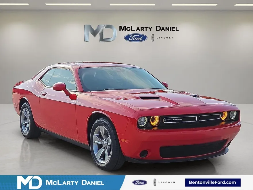 2016 Dodge Challenger SXT photo 1