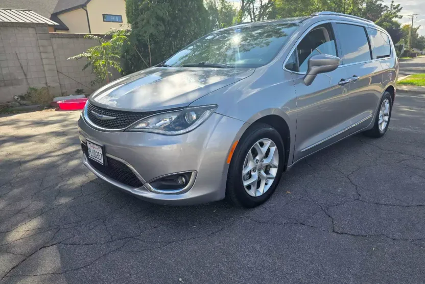 2020 Chrysler Pacifica Touring L photo 1