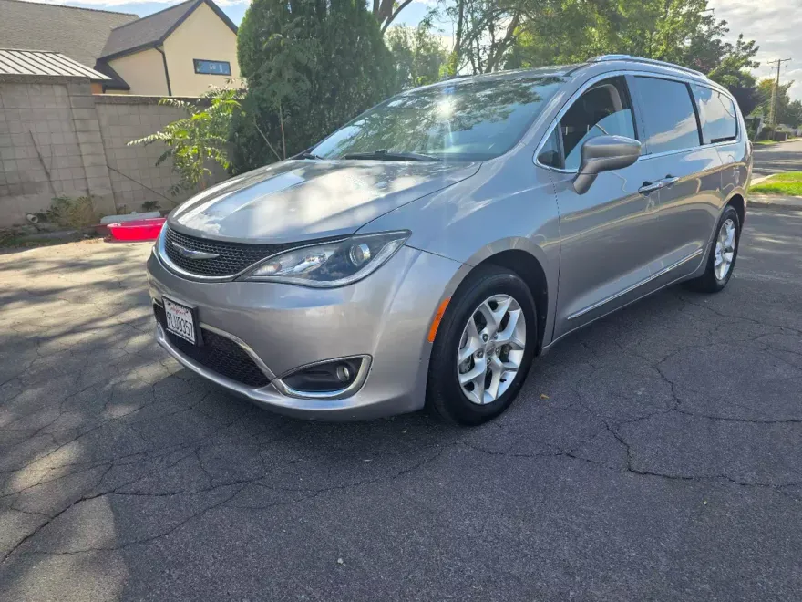 2020 Chrysler Pacifica Touring L photo 1