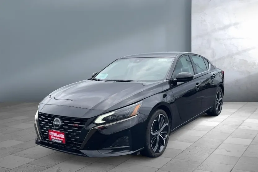 2023 Nissan Altima SR 2.5 photo 1
