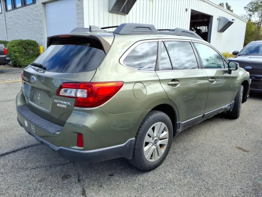 2017 Subaru Outback 2.5i Premium photo 1