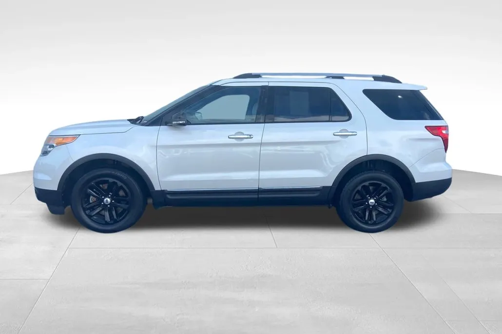 2015 Ford Explorer XLT photo 1