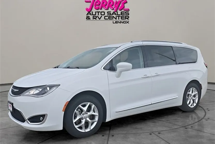 2020 Chrysler Pacifica Touring L photo 1
