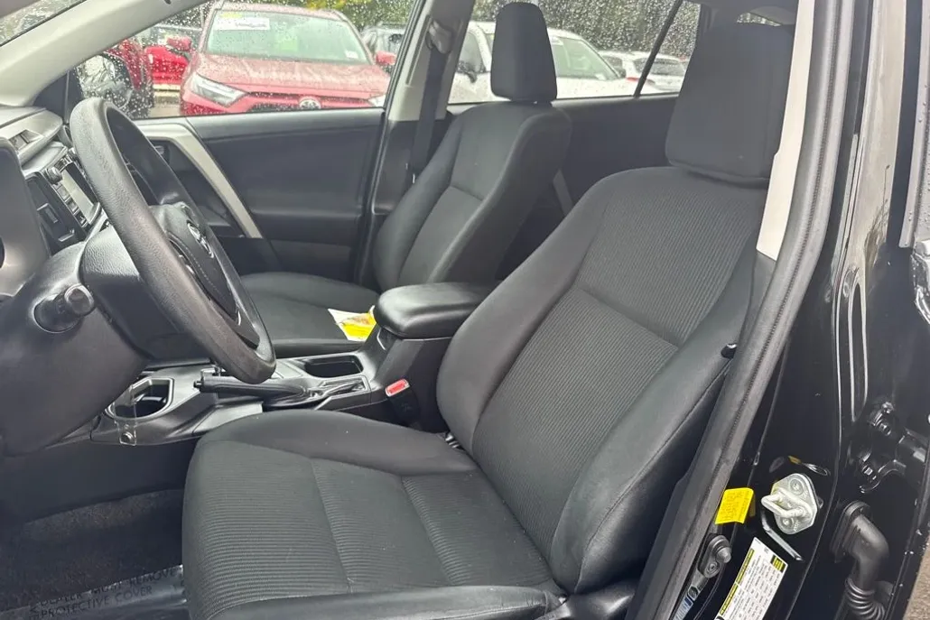 2016 Toyota RAV4 LE photo 1