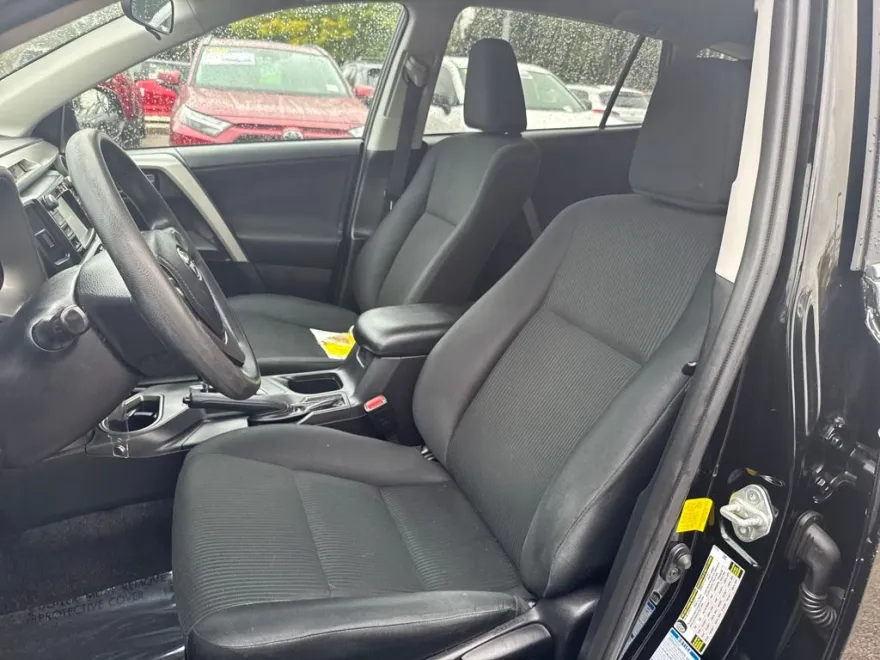 2016 Toyota RAV4 LE photo 1