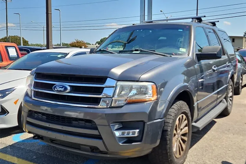 2017 Ford Expedition XLT photo 1