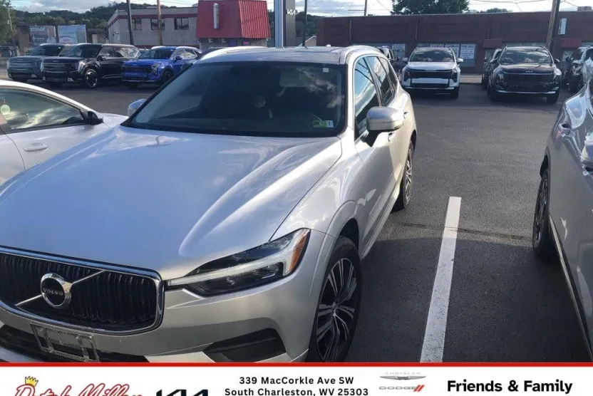 2021 Volvo XC60 Momentum photo 1