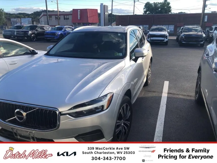 2021 Volvo XC60 Momentum photo 1