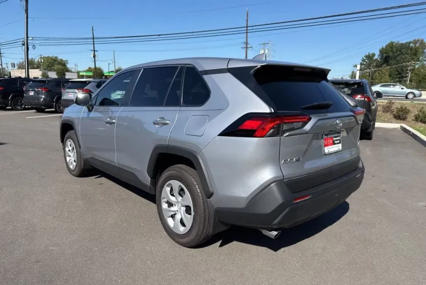 2024 Toyota RAV4 LE photo 1