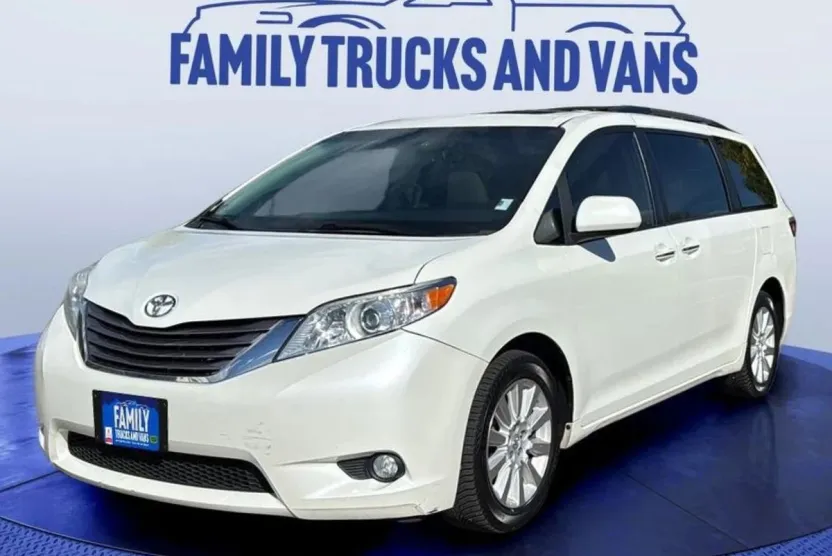 2015 Toyota Sienna XLE photo 1