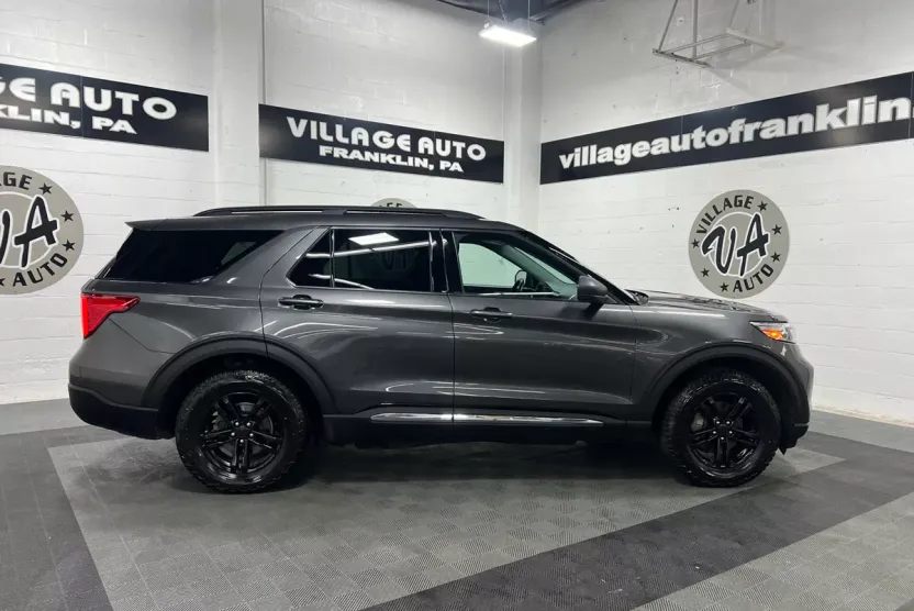 2020 Ford Explorer XLT photo 1