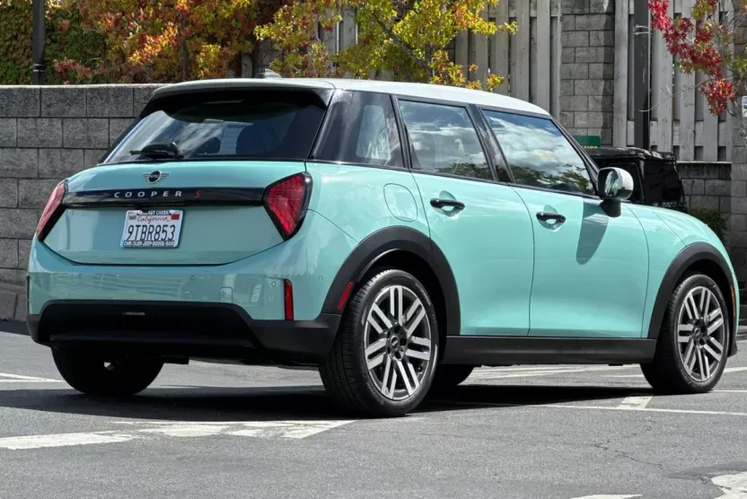 2025 Mini Cooper 4 Door Hardtop Signature photo 1