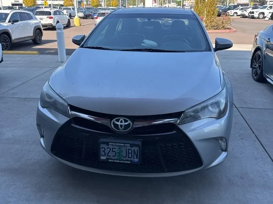 2016 Toyota Camry SE photo 1