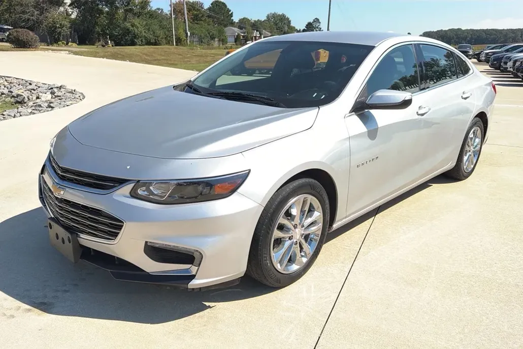 2017 Chevrolet Malibu 1LT photo 1