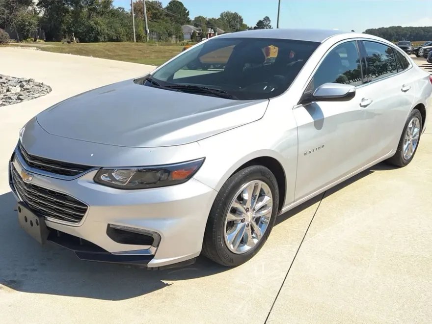 2017 Chevrolet Malibu 1LT photo 1