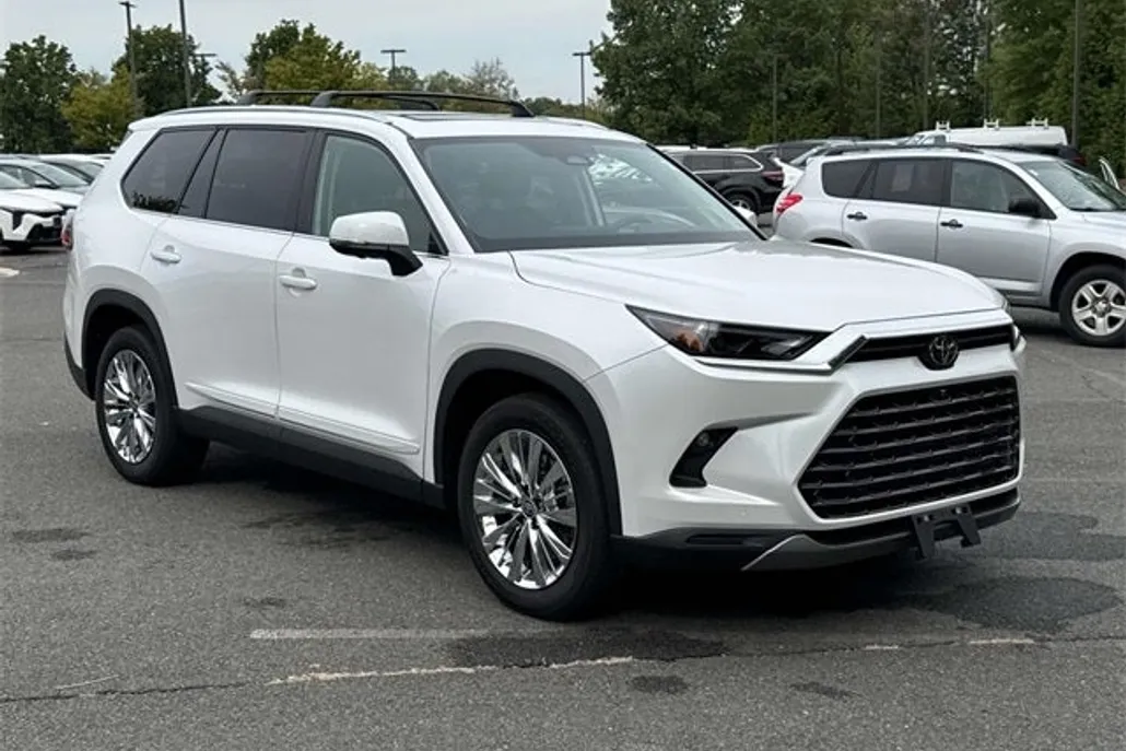 2025 Toyota Grand Highlander Platinum photo 1