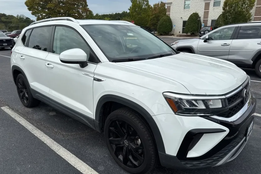 2022 Volkswagen Taos SE photo 1