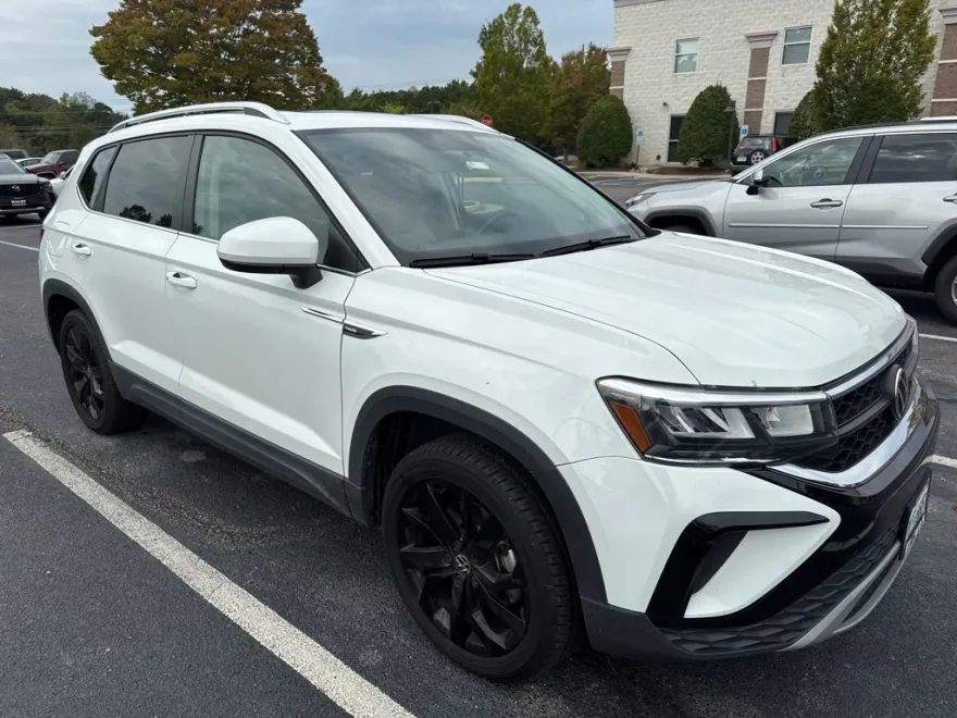 2022 Volkswagen Taos SE photo 1