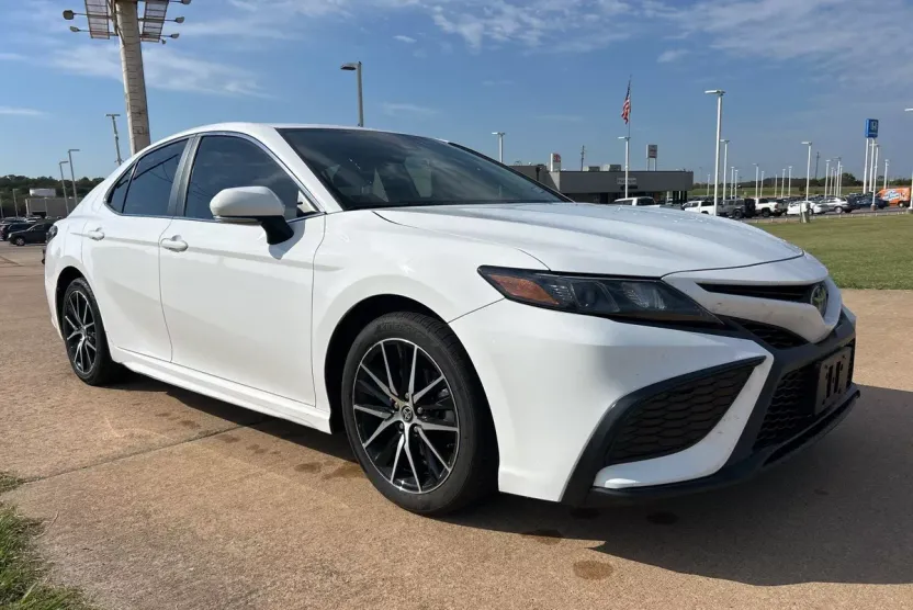 2022 Toyota Camry SE photo 1