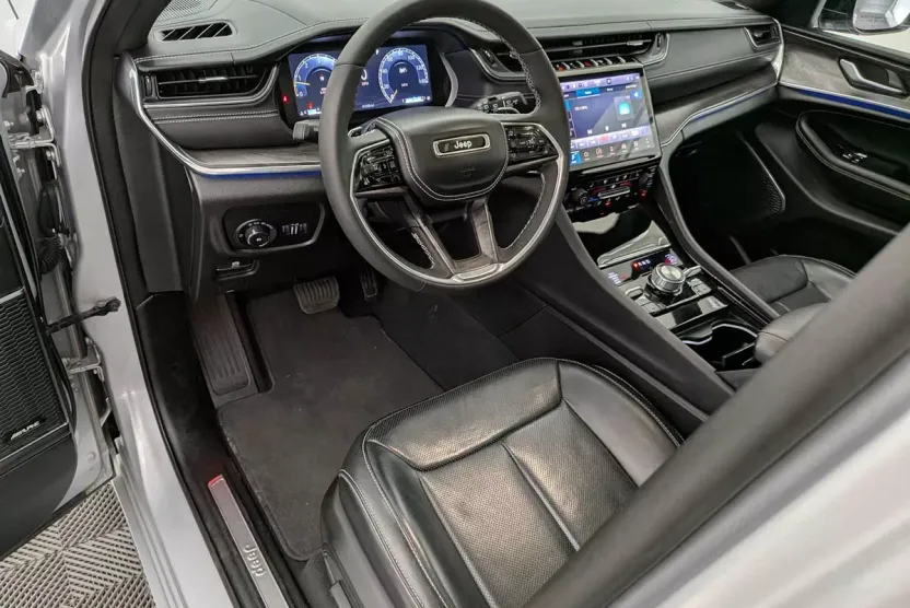 2024 Jeep Grand Cherokee Overland photo 1