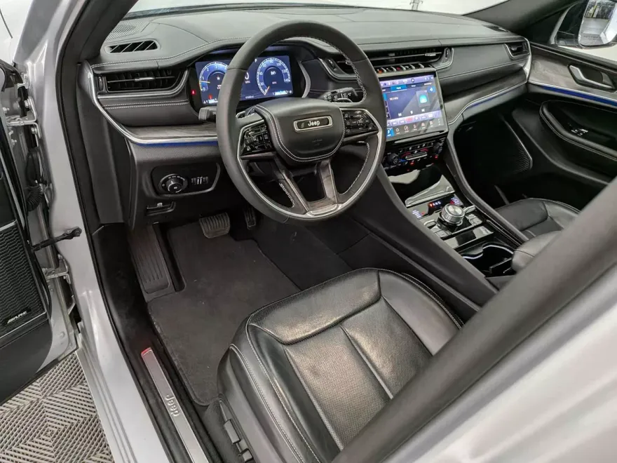 2024 Jeep Grand Cherokee Overland photo 1