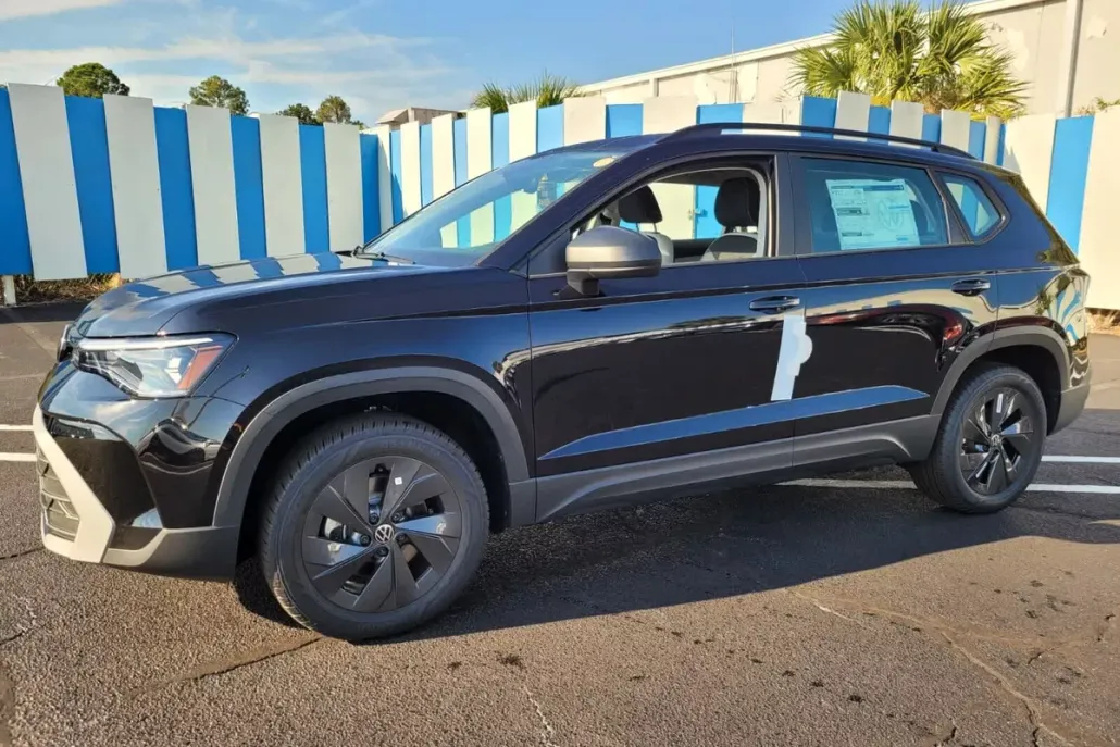 2025 Volkswagen Taos S photo 1