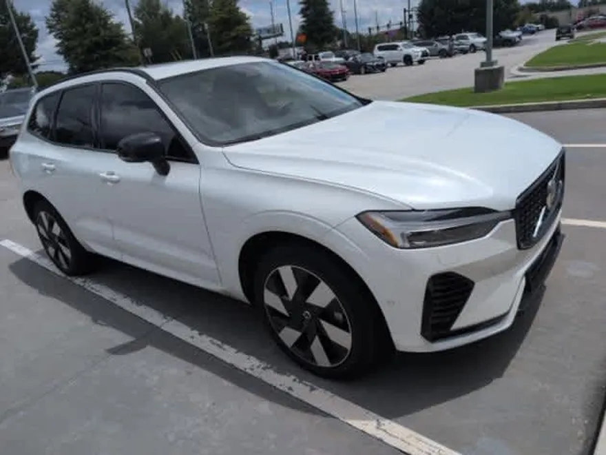 2024 Volvo XC60 Recharge Hybrid Plus photo 1