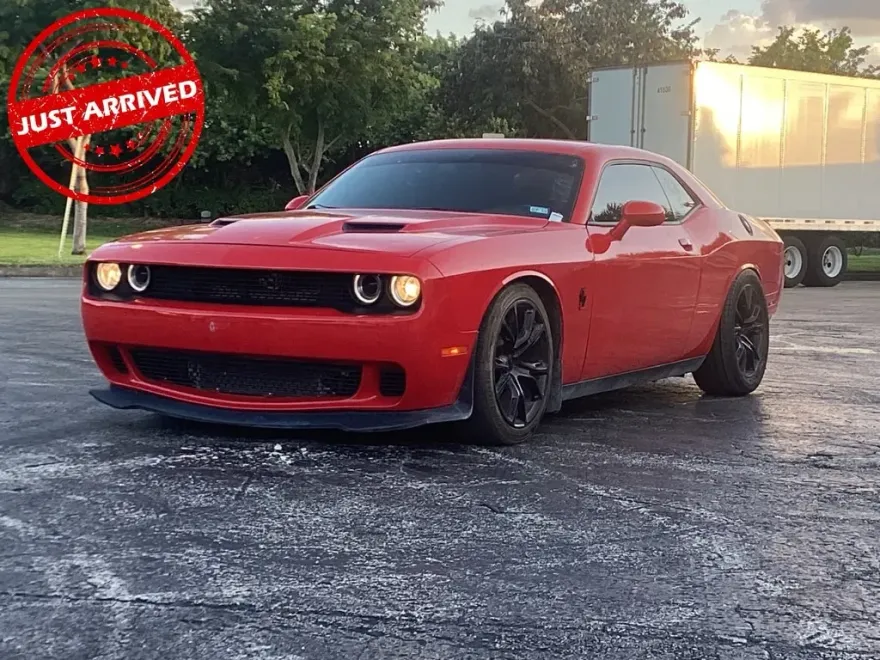 2016 Dodge Challenger SXT Plus photo 1