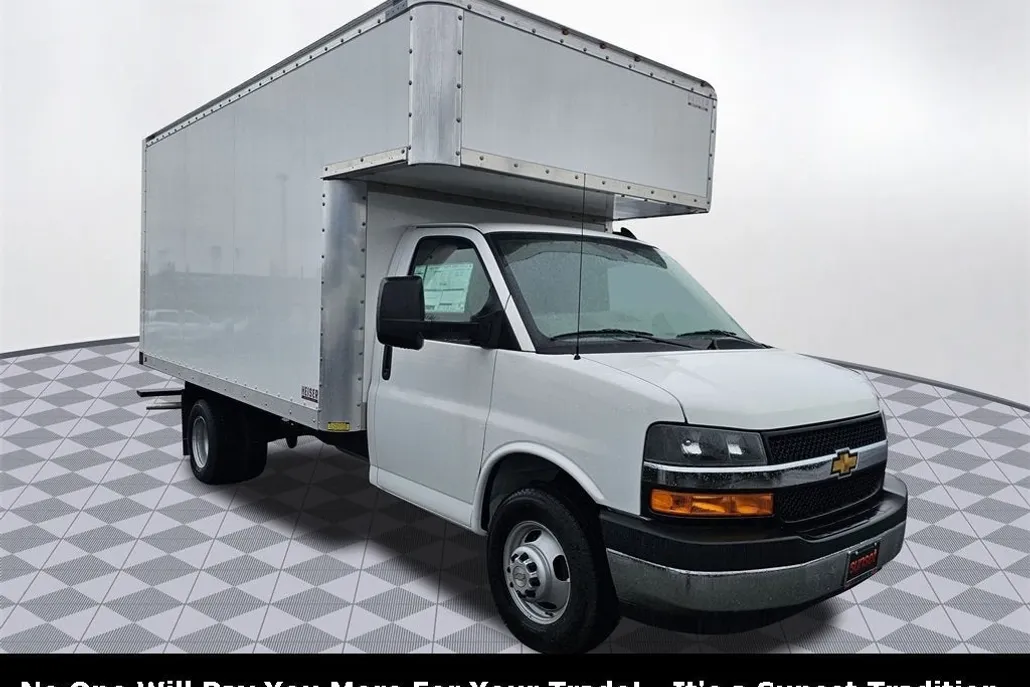 2024 Chevrolet Express Cutaway 3500 photo 1