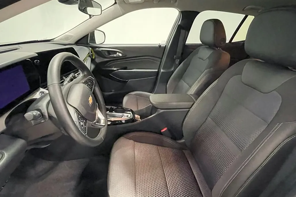 2024 Chevrolet Trax LT photo 1