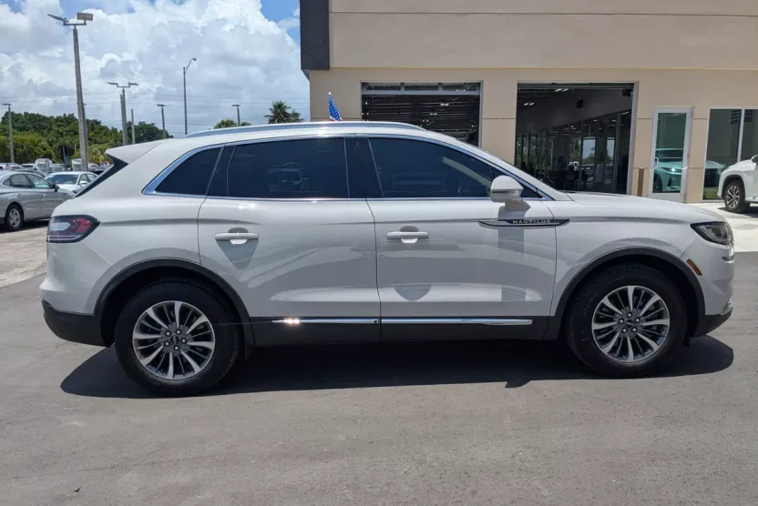 2023 Lincoln Nautilus Standard photo 1