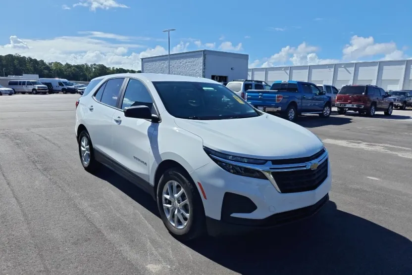 2023 Chevrolet Equinox LS photo 1