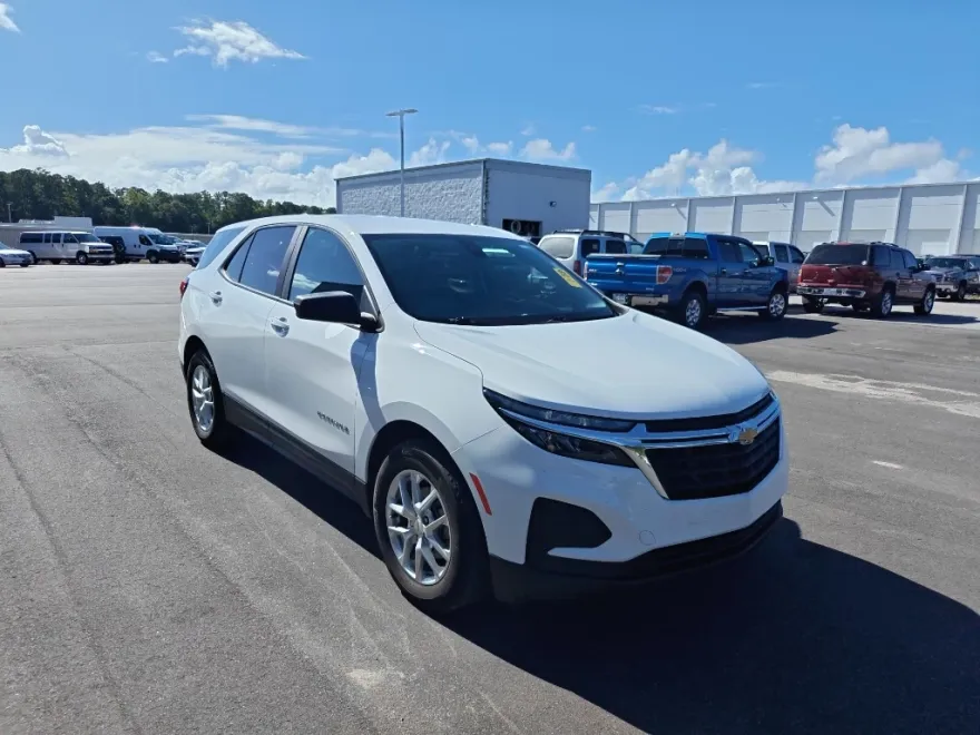 2023 Chevrolet Equinox LS photo 1