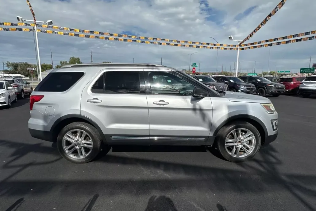 2017 Ford Explorer XLT photo 1