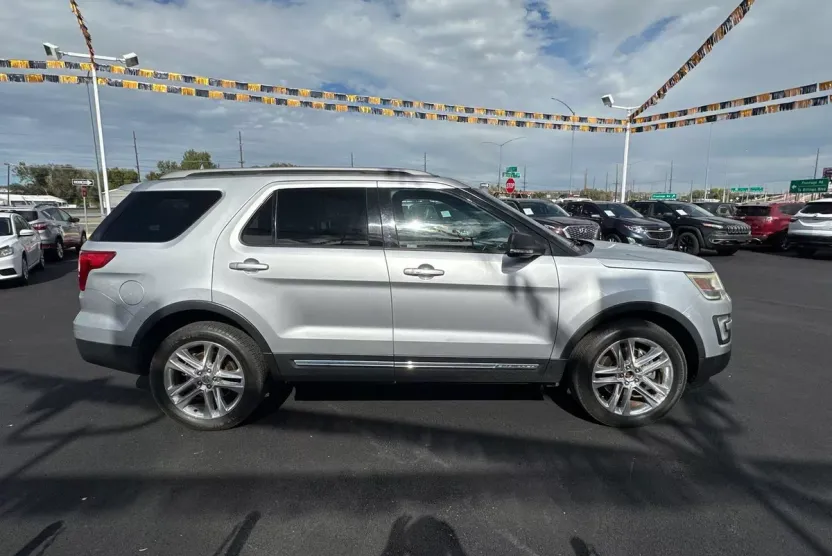 2017 Ford Explorer XLT photo 1