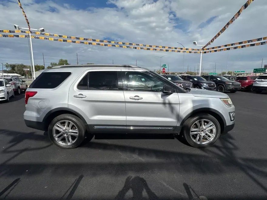 2017 Ford Explorer XLT photo 1