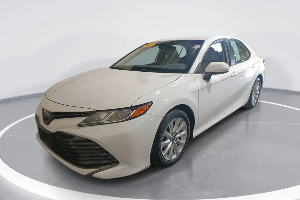 2019 Toyota Camry LE photo 1