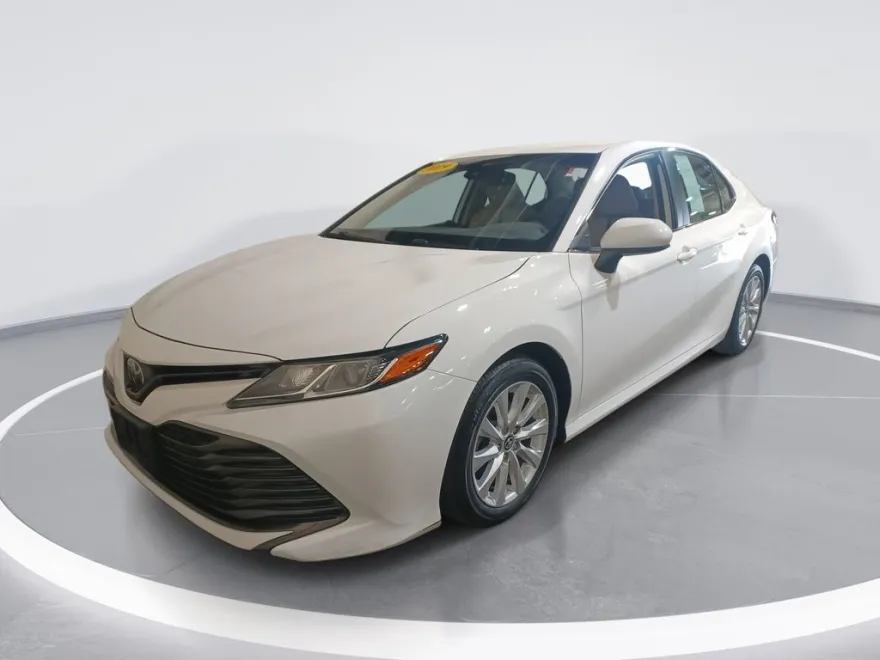 2019 Toyota Camry LE photo 1
