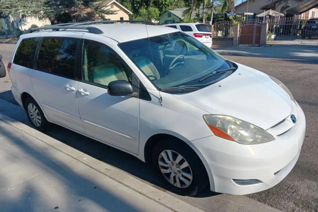 2009 Toyota Sienna LE photo 1